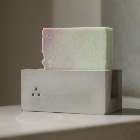 Eine Blockseife der Marke therefore beauty, ehemals terrorists of beauty, ist hier zu sehen. Sie liegt auf einem Beton-Seifen-Halter der Marke.