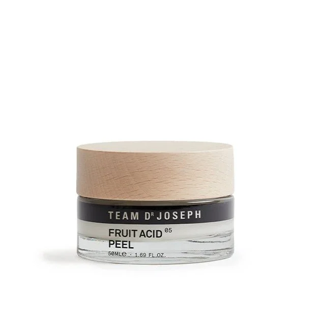 Das Fruit Acid Peel von Team Dr Jospeh ist hier zu sehen, ein Glasflakon mit Holzdeckel