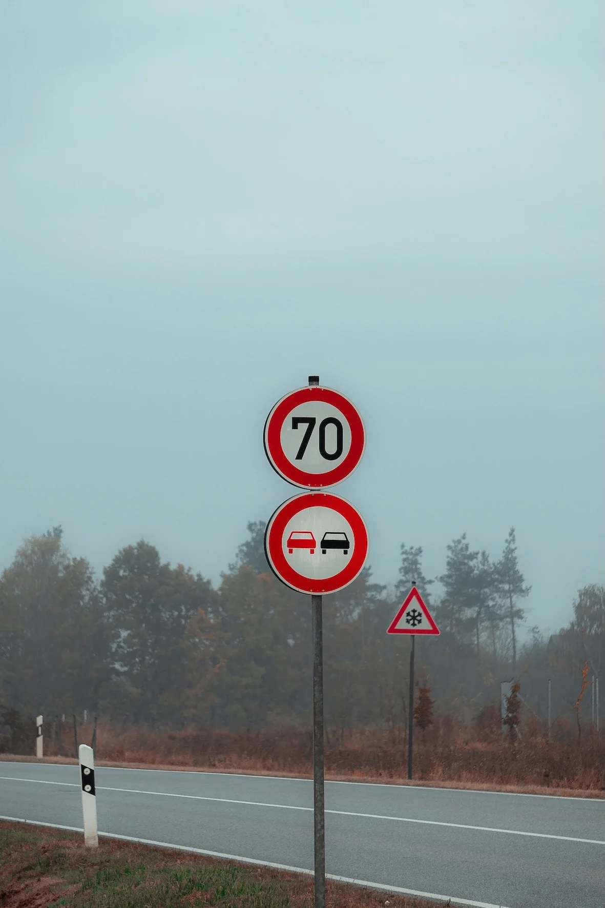 Ein Temposchild mit 70 ist hier zu sehen, an einer Bundesstraße im Nebel