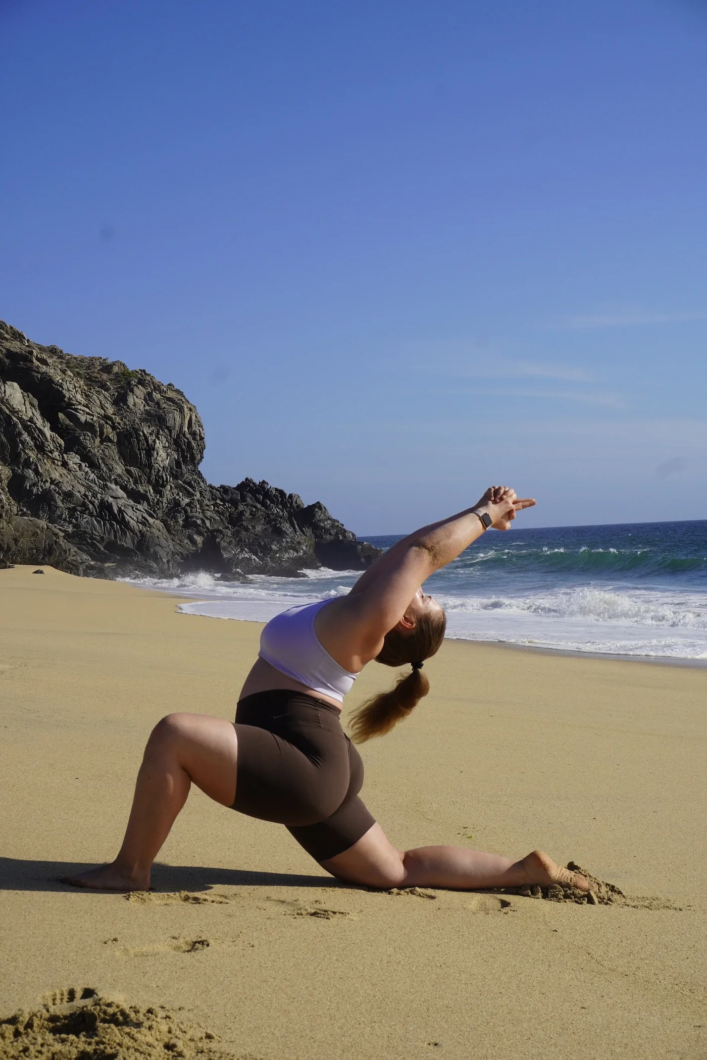 Die Yoga-Lehrerin Lena Jungmann aus Berlin in einer Yogapose an einem Strand