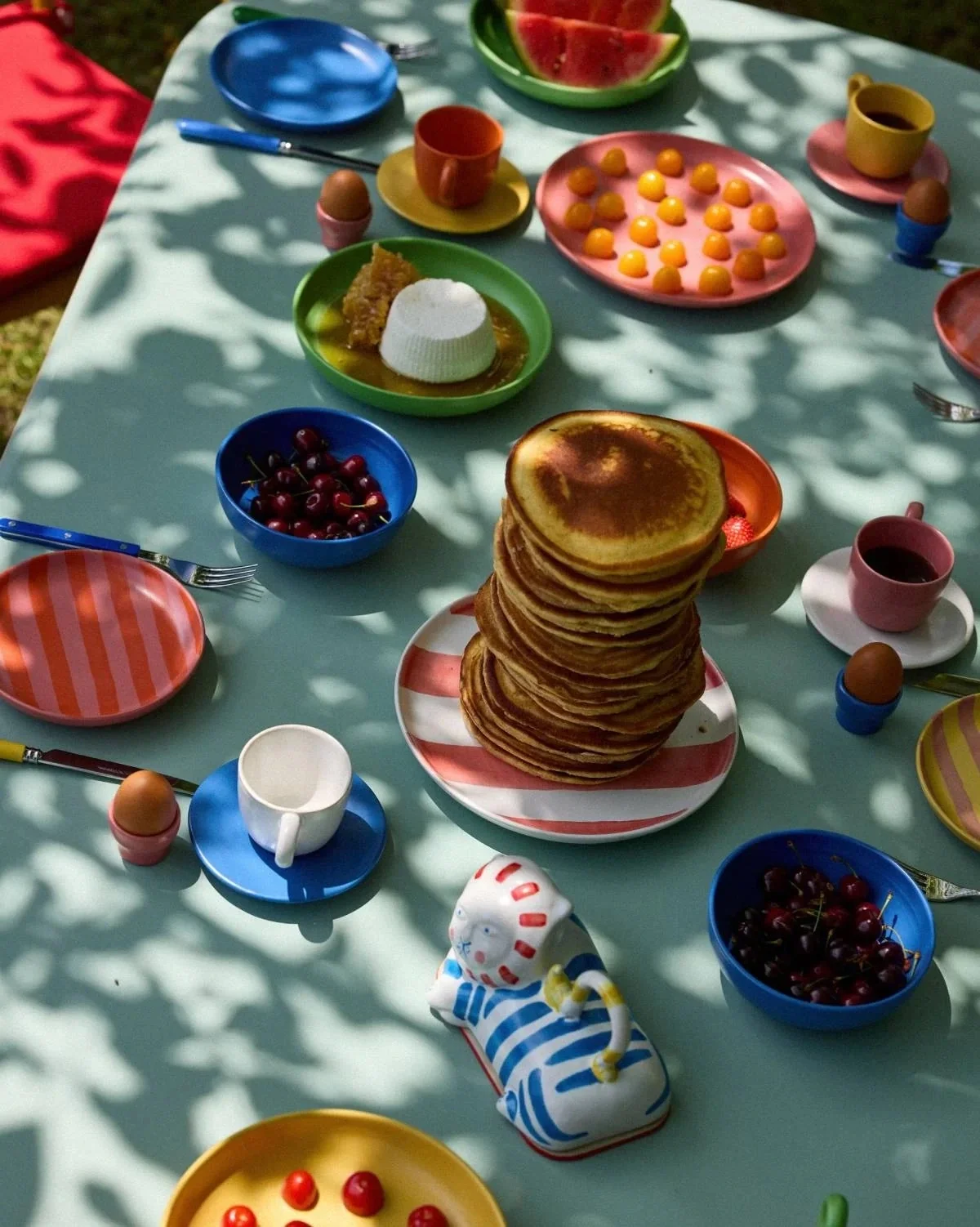 Ein Tisch voller buntem Keramikgeschirr der nachhaltigen Marke onomao in der Special Edition Casa Lawa