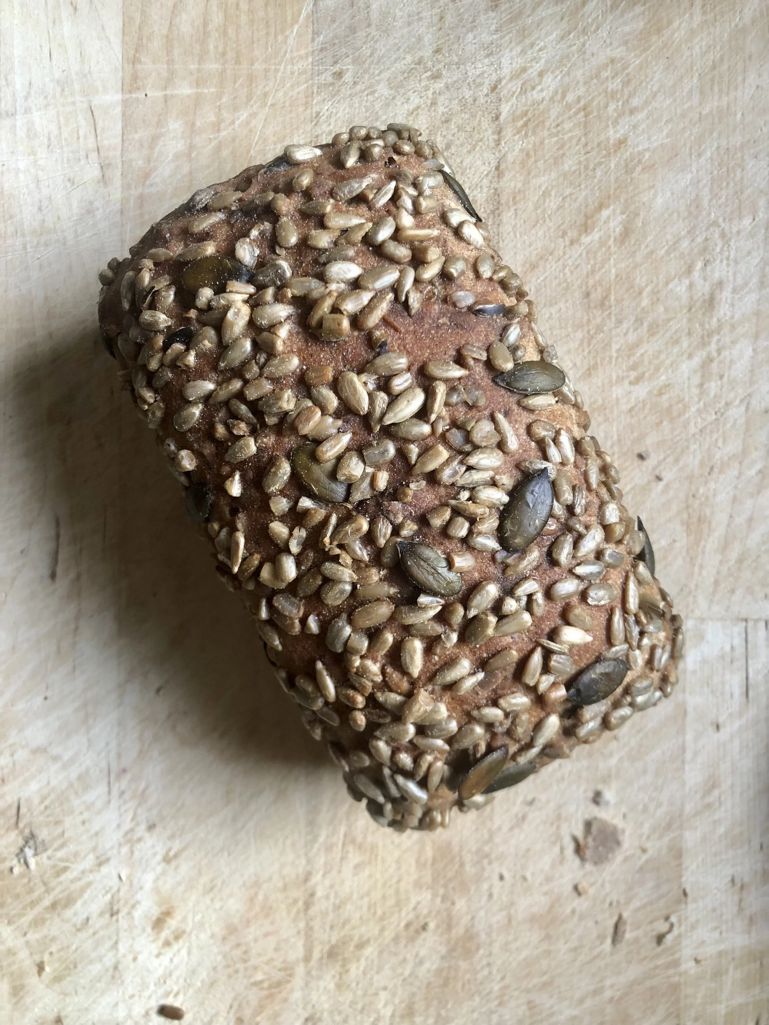 Das glutenfreie Kürnabis-Brot von echt jetzt auf einem Holzbrett