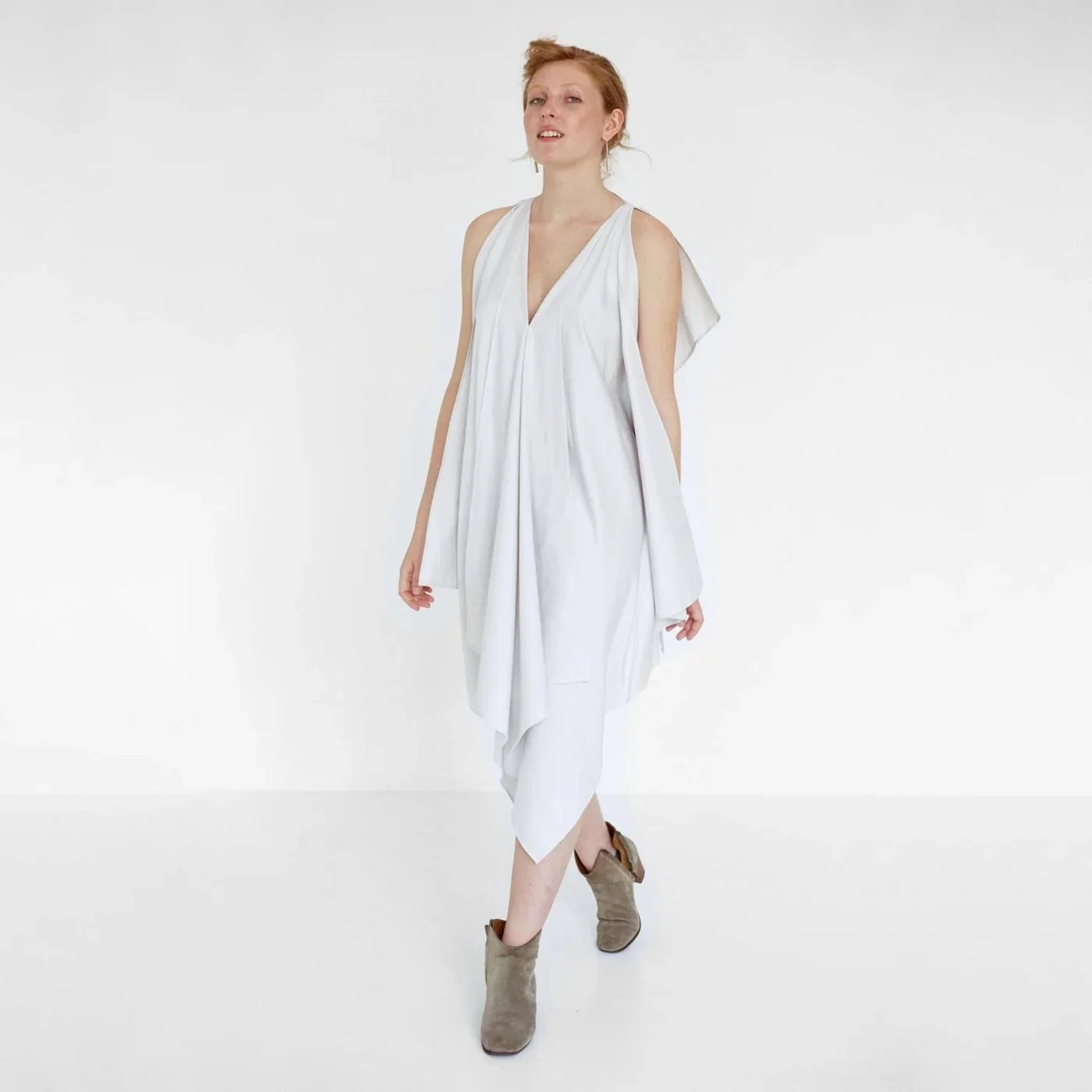 Ein Model trägt ein luftiges Kleid von Fair Fashion Designerin natascha von Hirschhausen, es passt zu Cloud Dancer von Pantone