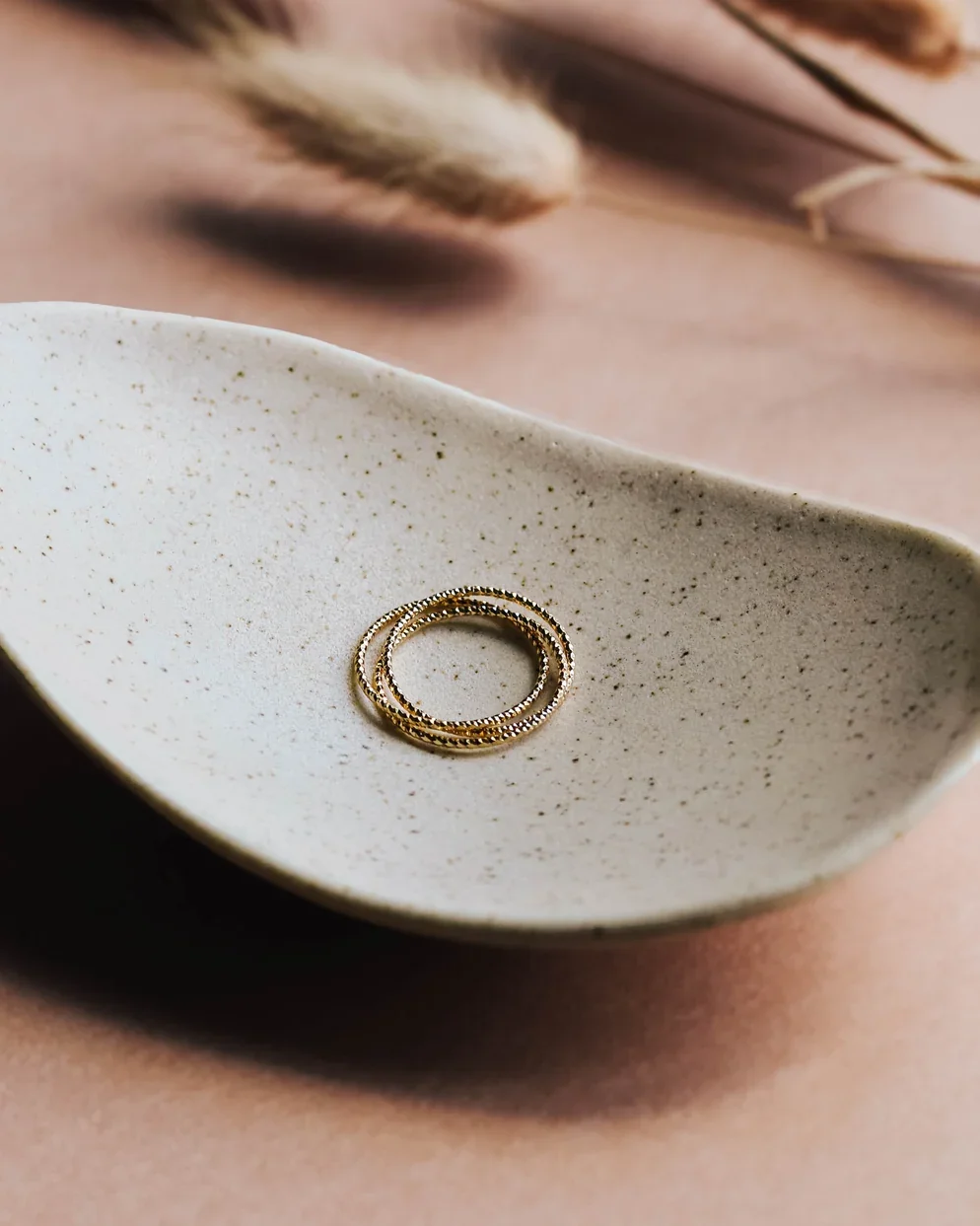 Der TRiple Ring der nachhaltigen Schmuckmarke lille mus ist hier zu sehen, als Idee für ein nachhaltiges Geschenk zu Weihnachten