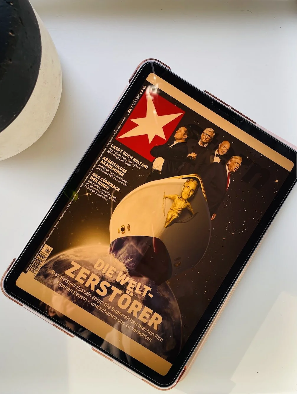 Ein iPad liegt auf einem Tisch, darauf ist das digitale Cover-Bild vom STERN zu sehen.