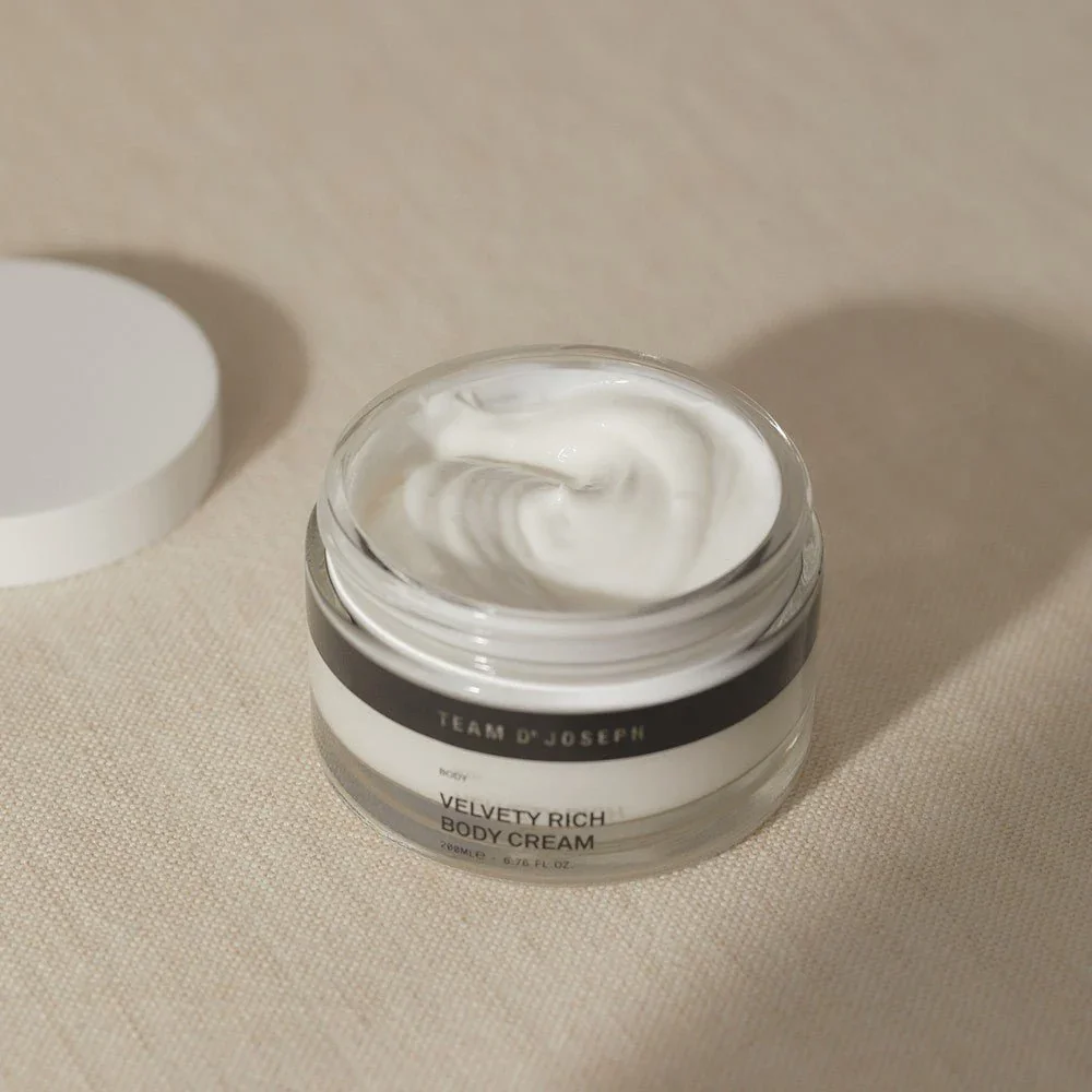 Die Velvety Rich Body Cream von Team Dr Jospeh ist hier zu sehen