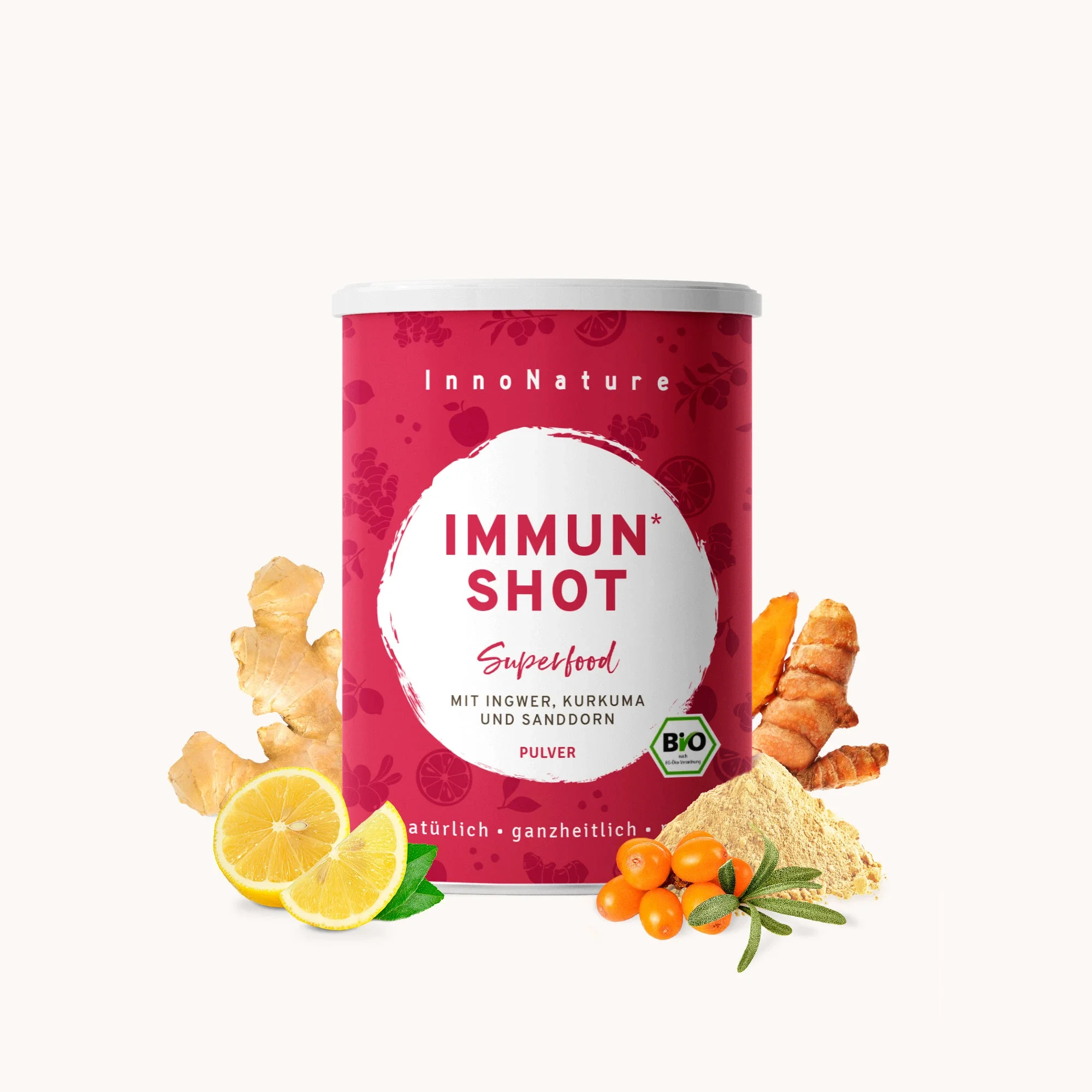 Eine Packung Immun Shot von InnoNature ist hier zu sehen, daneben sieht man Zitrone, Sanddorn und Kurukumawurzel