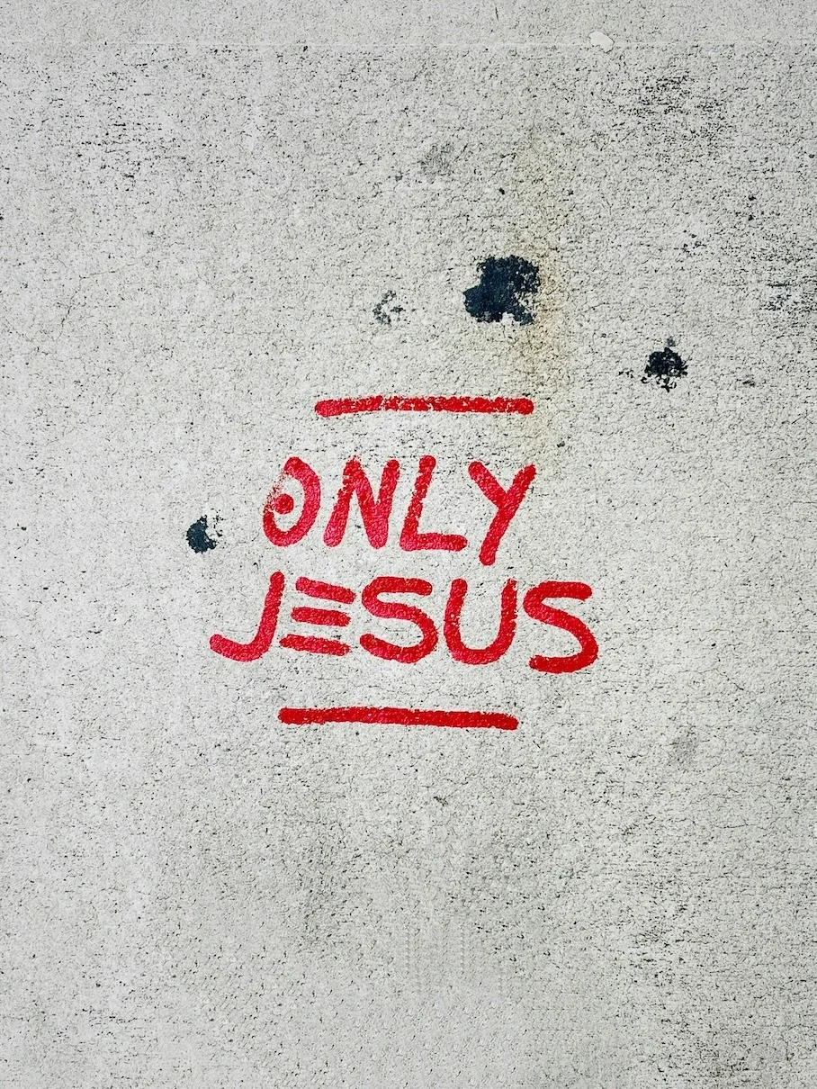 EIn Graffitti ist hier zu sehen: Only Jesus steht in roter Schrift auf einer Wand