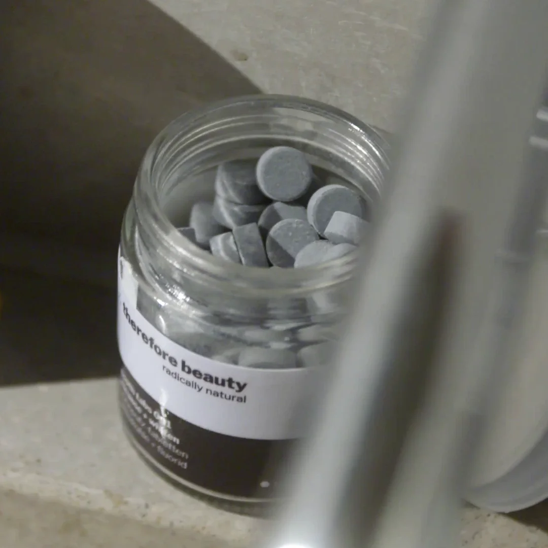 Die Zahntabletten von therefore beauty sind hier in dem kleinen Glasgefäß zu sehen