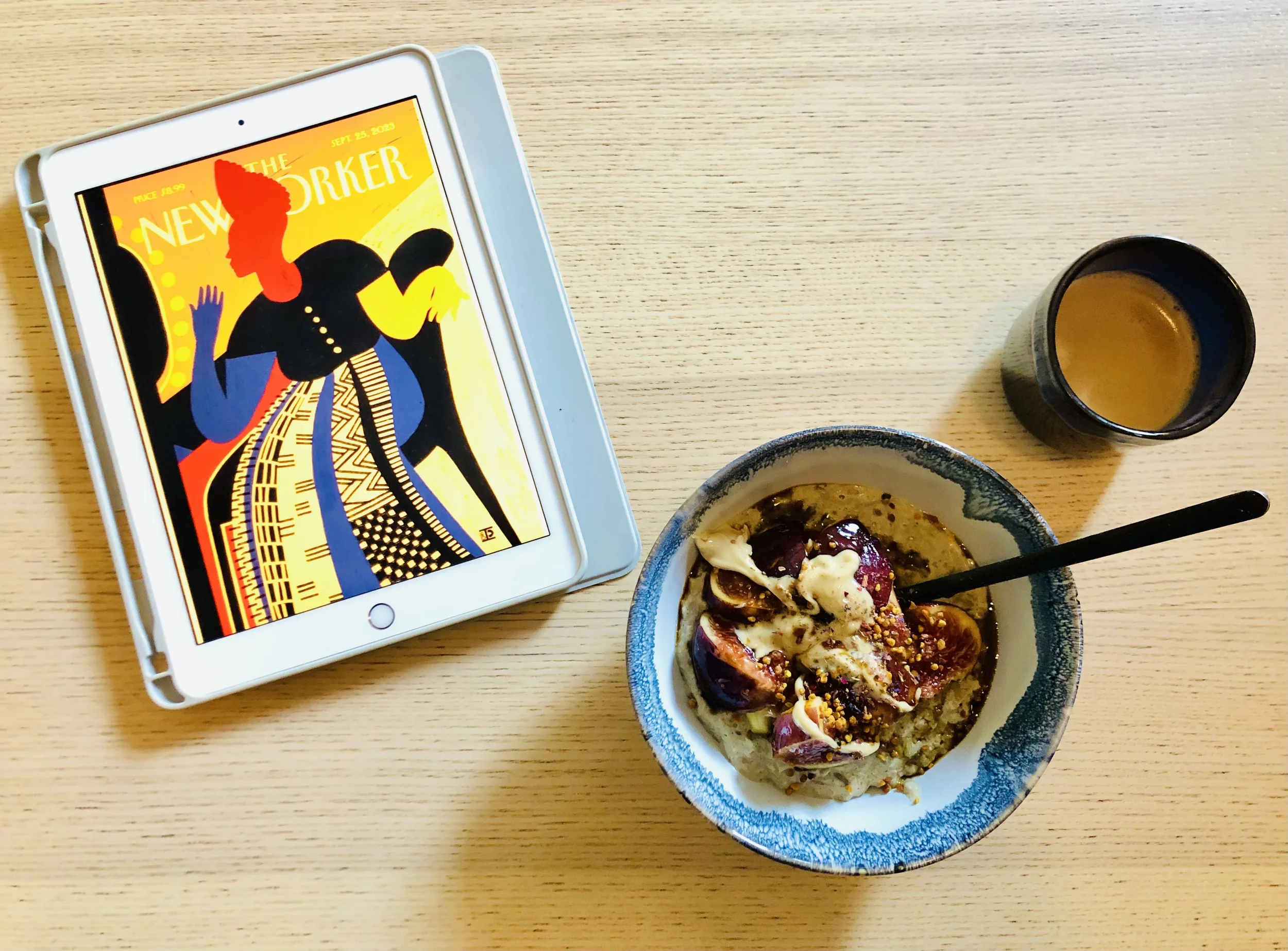 Ein iPad mit dem New Yorker Magazin liegt auf einem Tisch, daneben steht eine Schüssel mit frischem Essen, das man zu der Clean Eating Bewegung zählt