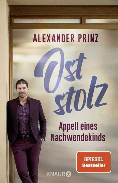 Das Cover vom Biuch Oststolz vom Parabelritter, Alexander Prinz ist hier zu sehen. Prinz schaut in die Kamera.