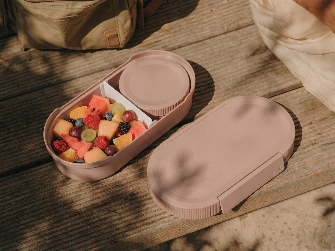 Die SIGG Lumo Lunchbox L in der Farbe Dusk ist hier zu sehen, in der Box ist ein leckerer Obstsalat zu sehen