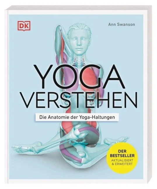 Das Buch "Yoga verstehen" vom DK-Verlag aus der Anatomie-Reihe ist hier zu sehen, darauf eine illustrierte Person in einem Yoga-Sitz