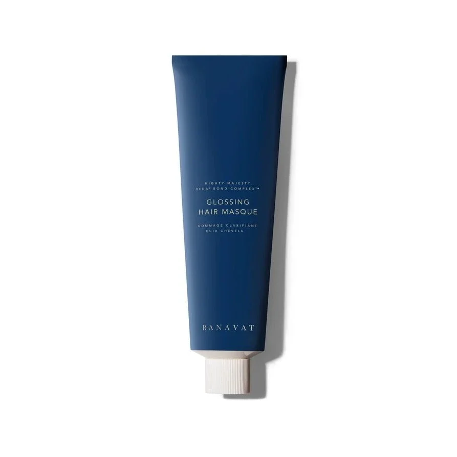 Die Ranavat Glossing Hair Masque ist hier zu sehen, es ist eine blaue Tube