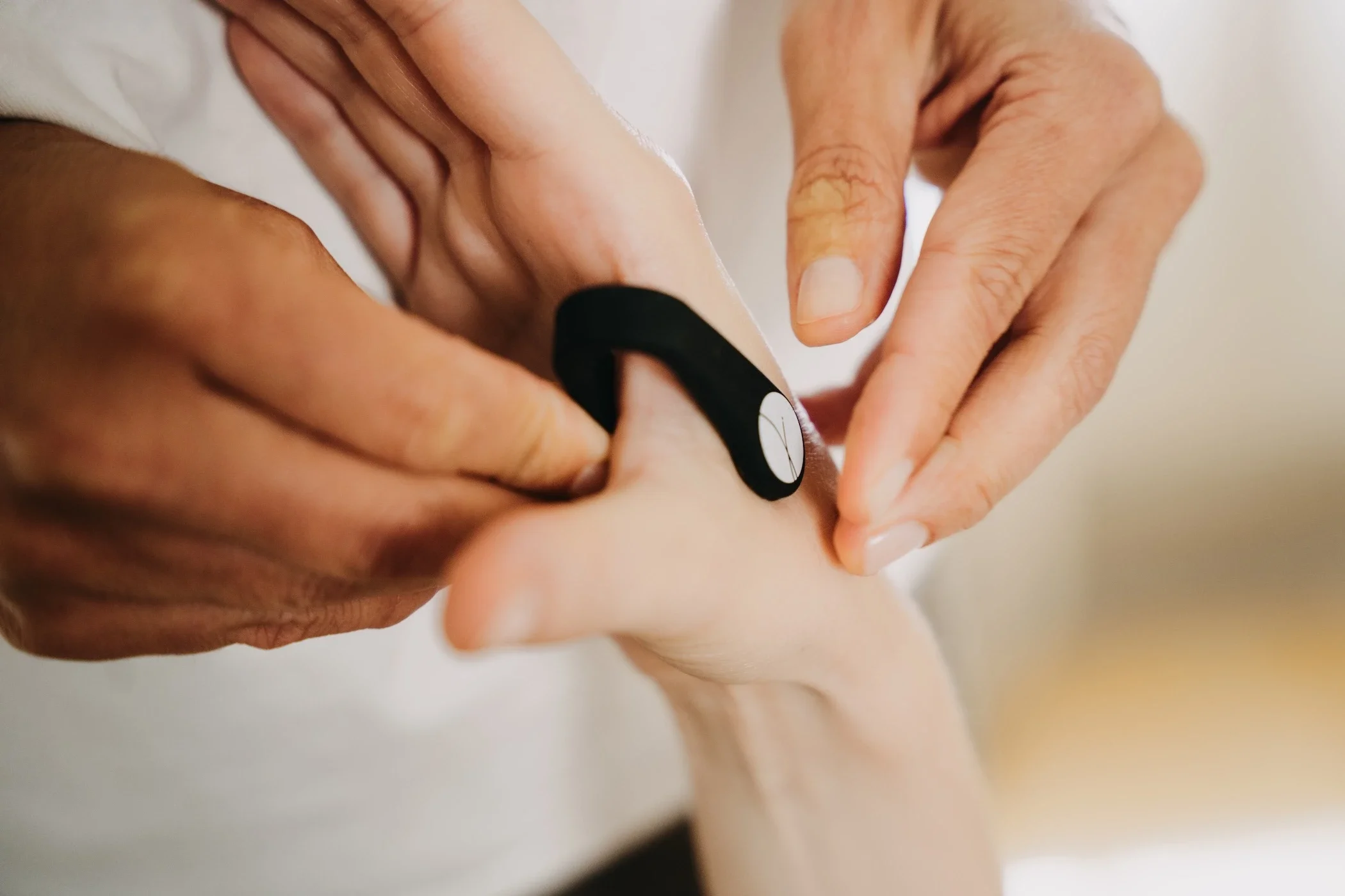 Die Heilpraktikerin Martina Cser behandelt eine Person mit dem Akupressur-Clip FlowClip