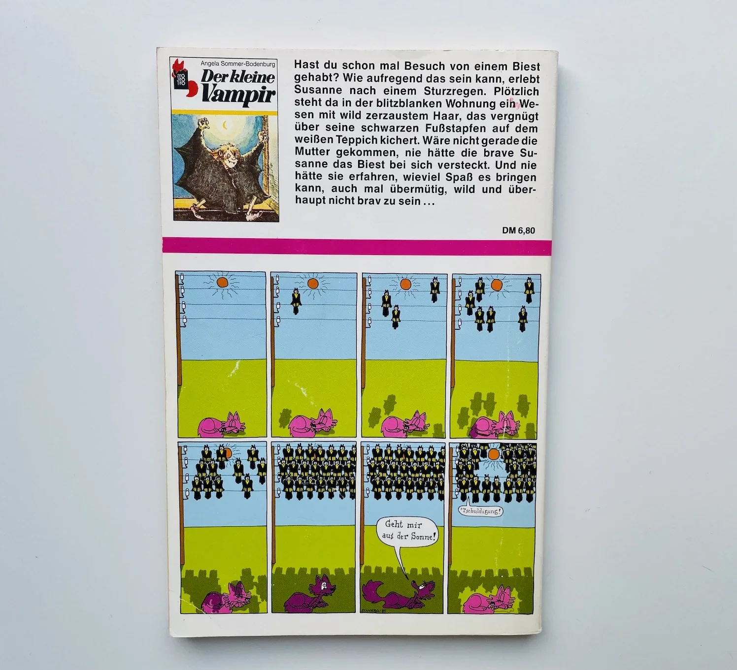 Das Buch "Das Biest" von hinten, zu sehen ist der kleine Vampir und ein Comic von rororo