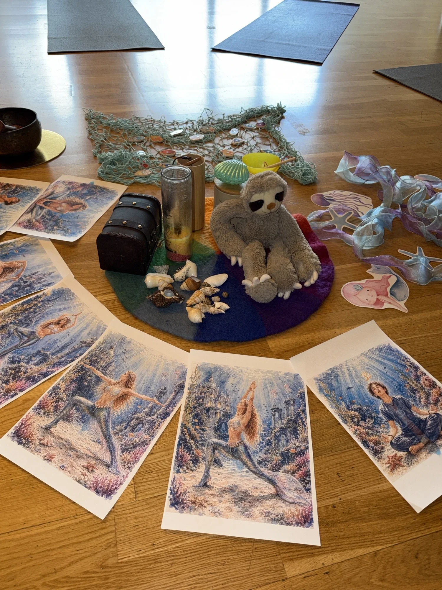 Tarotkarten mit Meerjungfrau-Motiven liegen in einem Kreis bereit für eine Kinderyoga-Stunde von Aljagokik