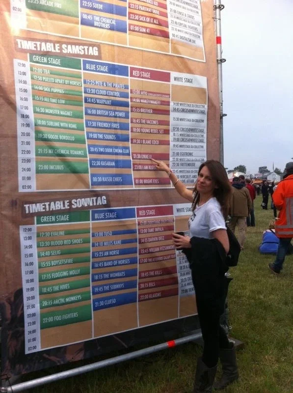 Die Bloggerin Julia von junieundich auf dem Hurricane festival, sie zeigt auf einen Künstler auf dem Timetable