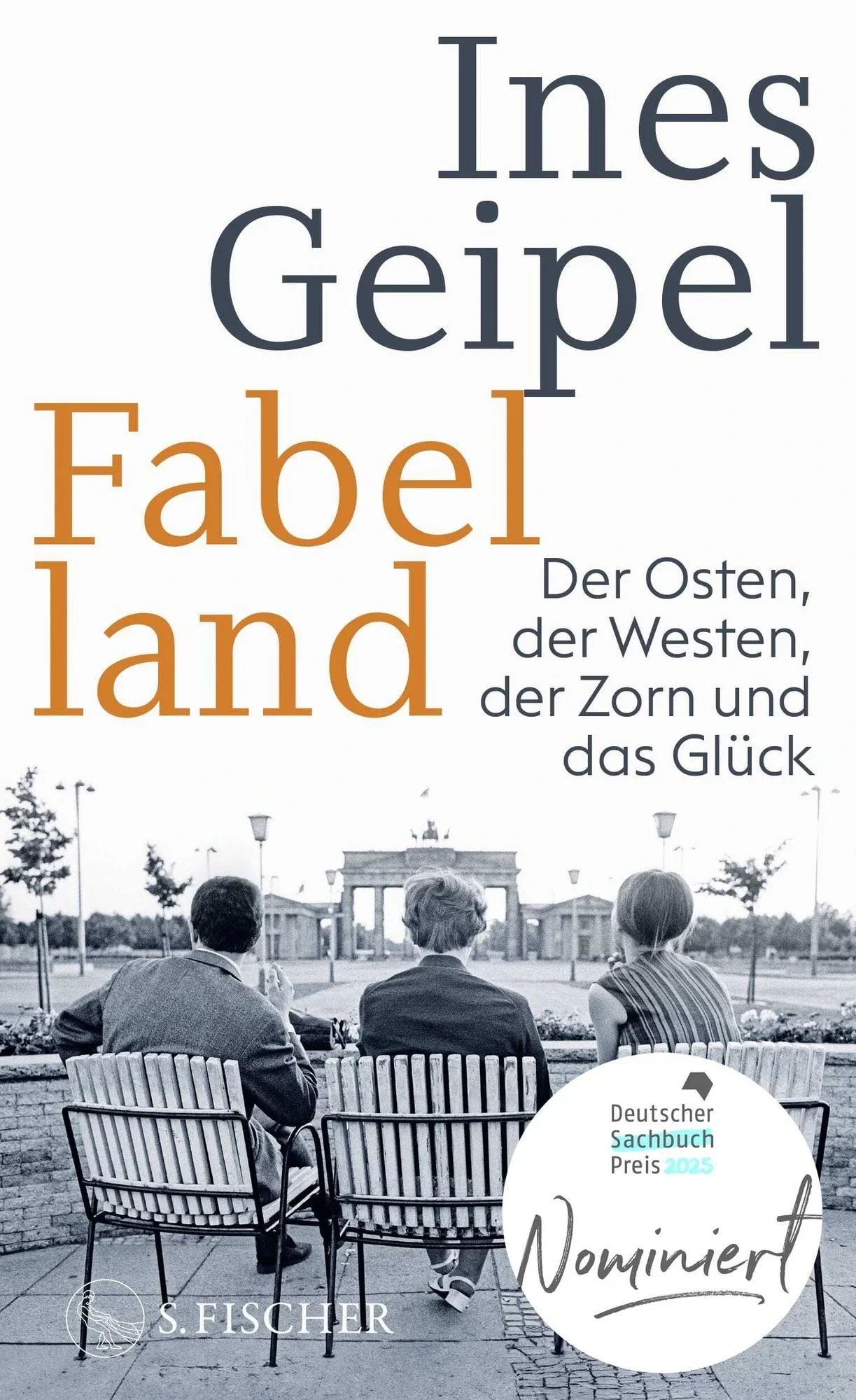 Das Cover zum Buch von "Fabelland" ist hier zu sehen, darauf  sitzen drei Menschen mit Blick auf das Brandenburger Tor