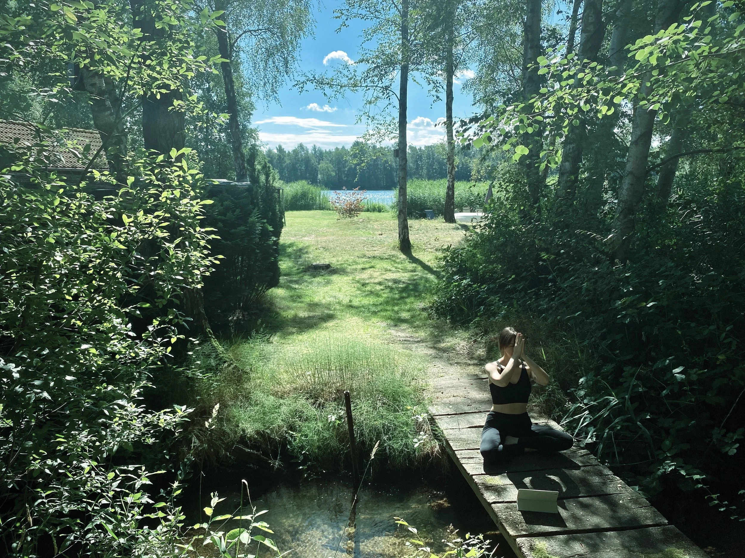 Die Bloggerin Julia von junieundich sitzt im Yogasitz in der Natur