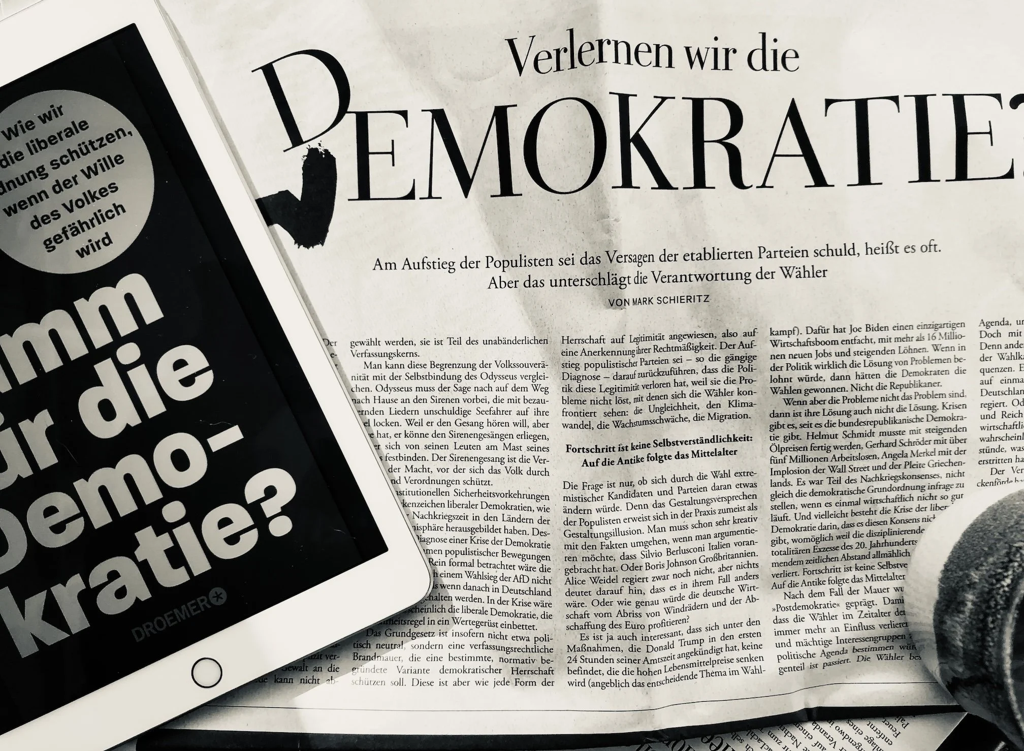 Ein iPad liegt auf einer Ausgabe der ZEIT, mit dem Buch von Mark Schieritz