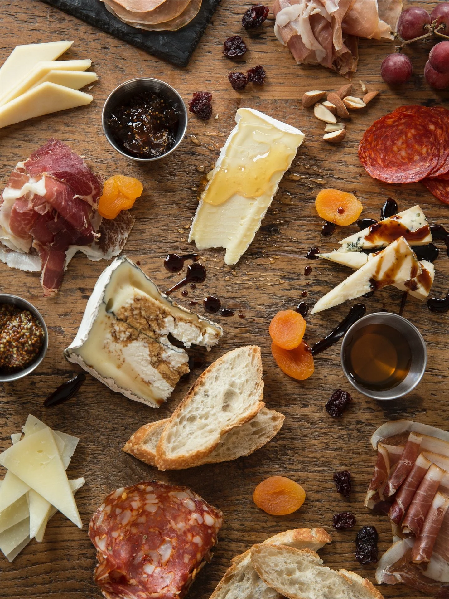 :: last day to get your holiday boards together. @claudiofood, @dibrunobros, @thebreadroomphl, @highstreetphl and @machineshopphilly are my go-tos. 

thanks @tamiseymour for the help styling these beauties. ✌️