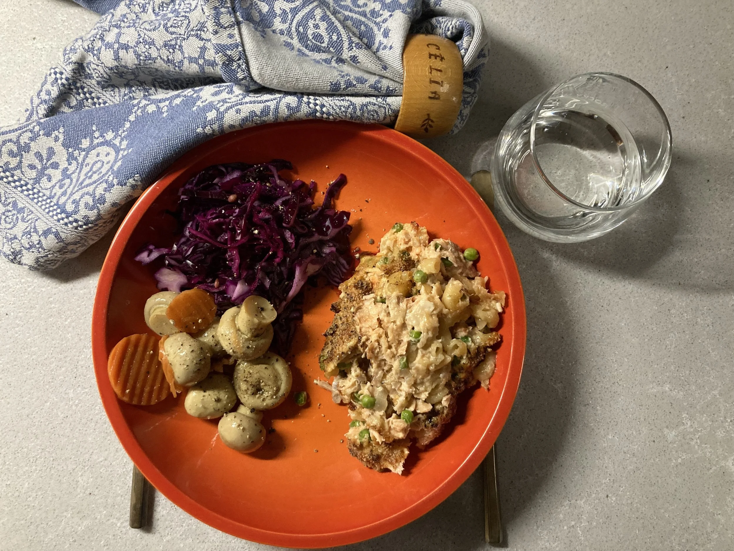 I eat, I read, I watch — dining solo #15