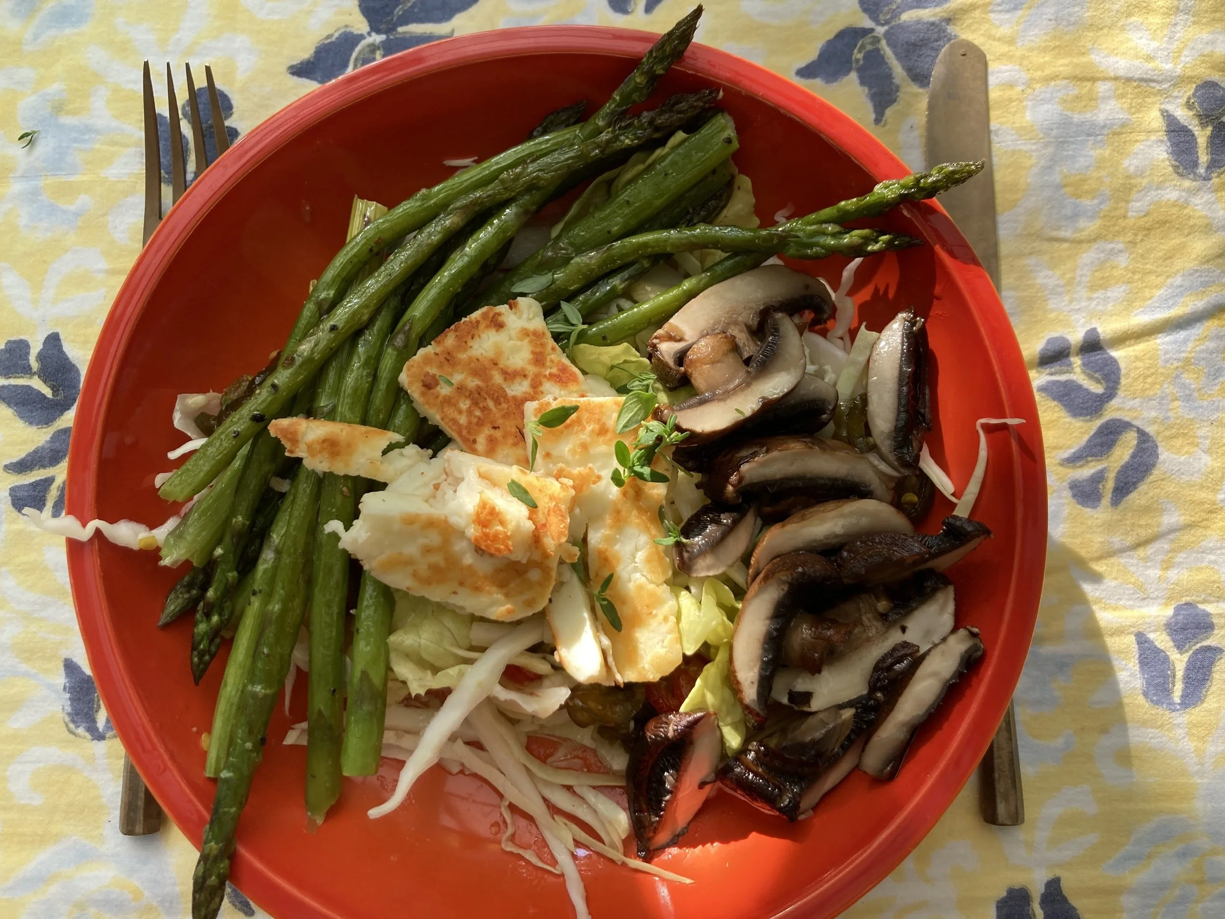 I eat, I read, I watch — dining solo #23