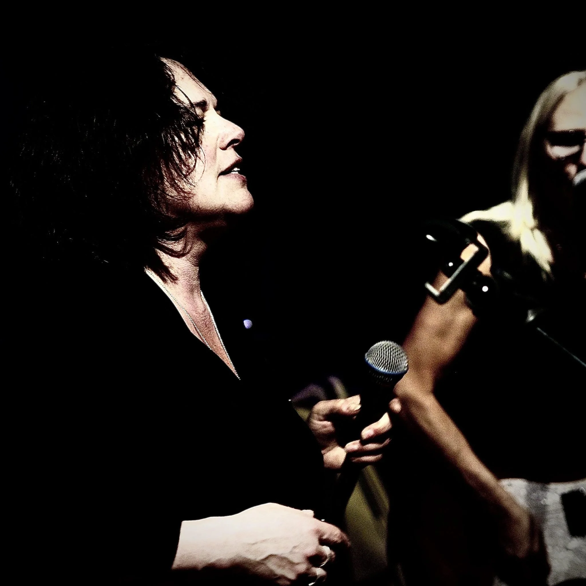 Elana live.jpg