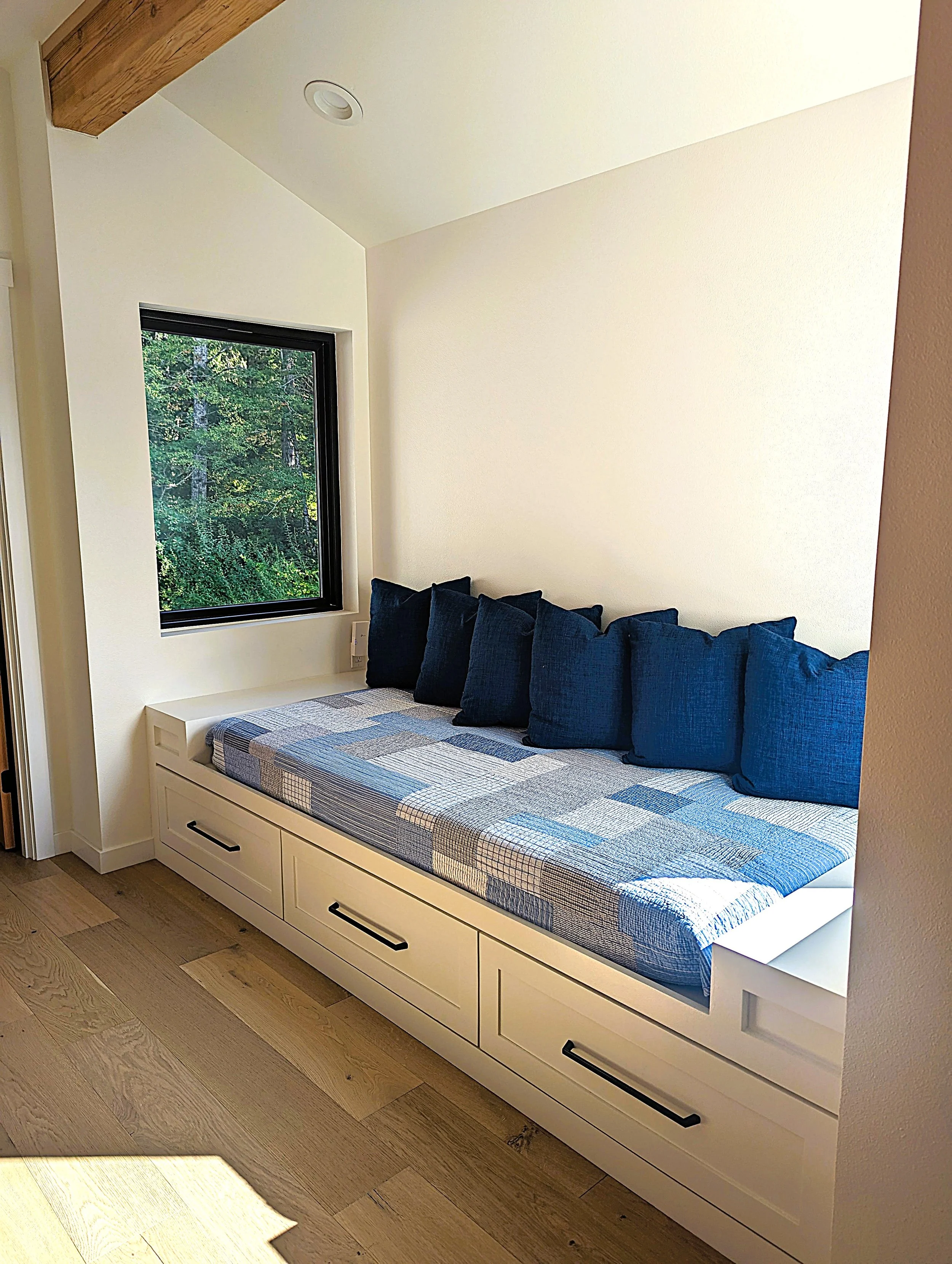 Interior 13 Window Seat.jpg