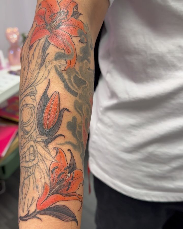 I&rsquo;ve been so stingy w sharing tattoos 🫣 so here you go eat up 😂 tiger lily to fill gaps on this half sleeve, mask not by me but points if you know what it&rsquo;s from lol✨ love how this one came out!! Thanks for the trust @_vxbe 

Booking th