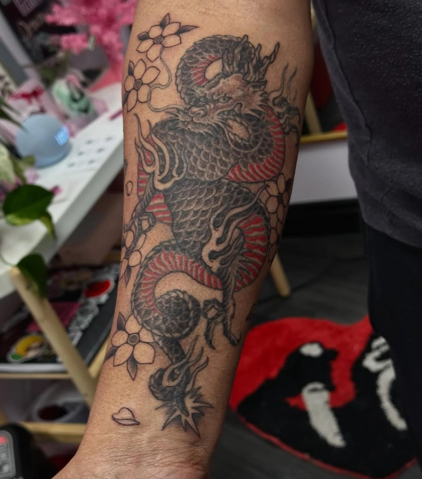 So happy to finish this dragon for my all time fav client, my pops @jserrano580 ! ❤️&zwj;🔥🐉 Gracias por todo la confianza y por el amor de mi arte desde el principio ! You da best 😎 

we also made my dad into a Survivor Stan this year, he made a d