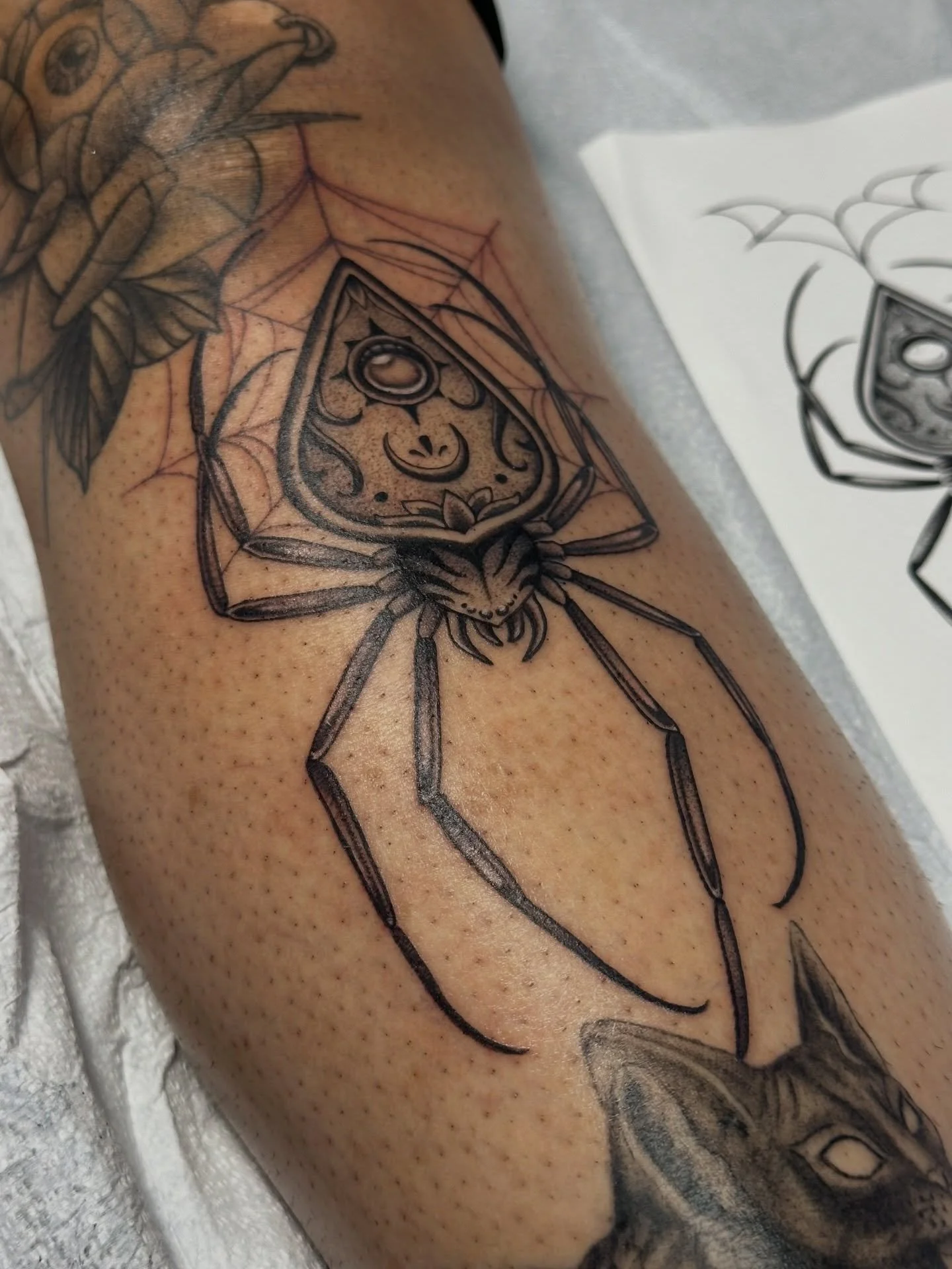 🖤🕷️🕸️ planchette spider for @hotdamnitsrose thank you sm for getting another one w me! We added this next to an eyeball peony I did from my flash, love them so much together swipe to the end to see it 🫶🏽

And if you dk what a planchette is, it&r