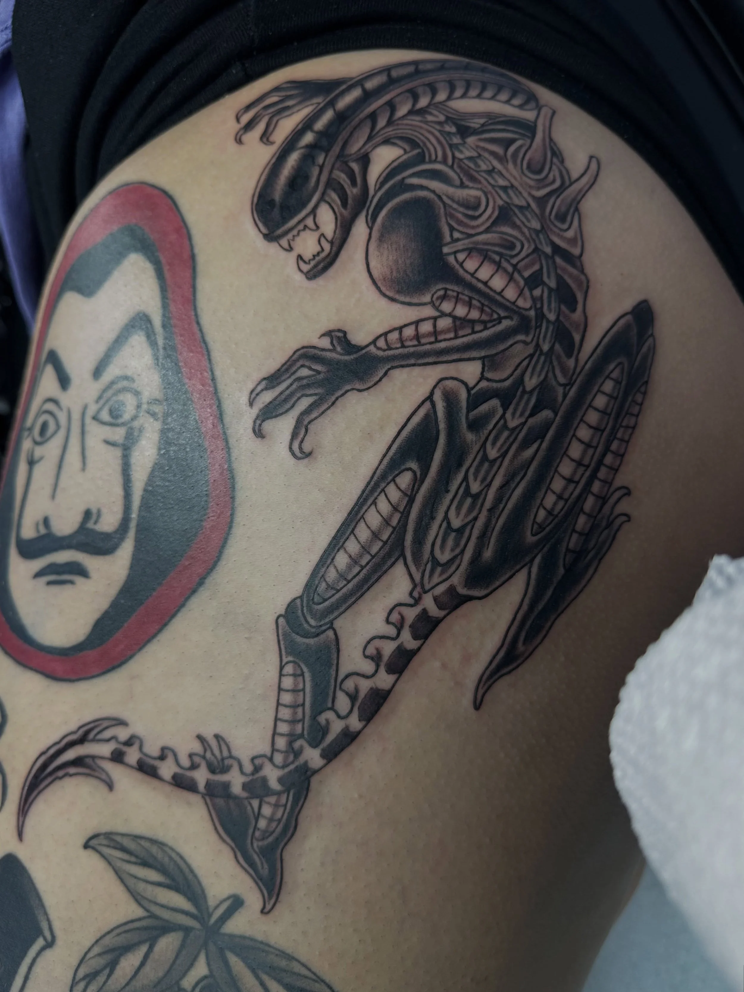 Alien tattoo for @camscali 👽🖤 I loved making this so much!!! Cam asked for a traditional style xenomorph so I did my thinggg

I love the Alien movies this was so fun to make &amp; obvi I had to rewatch the og while I drew it 🖤 thank you for gettin
