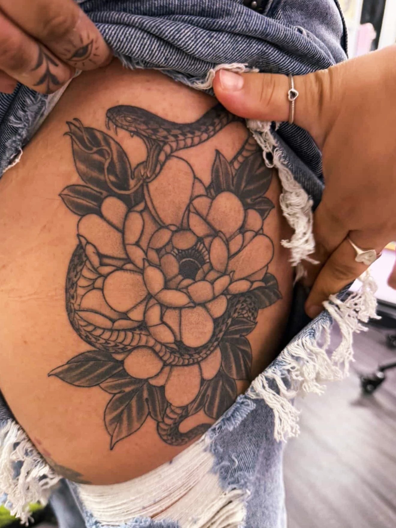 Fresh vs healed! ✨ I love tattooing snakes, thank you for giving my design a home @chelspapi ❤️&zwj;🔥 if you&rsquo;re looking for a new hairstylist in Jersey check her outtt @chelsealopezhair !

Now booking Summer ☀️
Dm or visit turbotash.com
I&rsqu