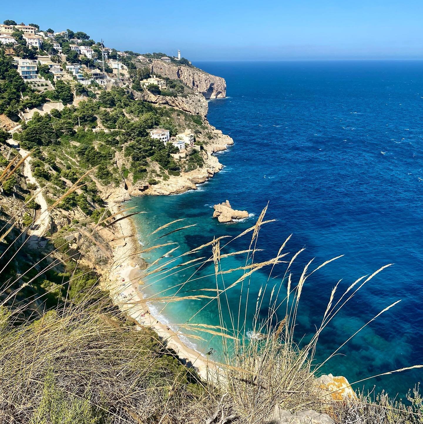 Mooi uitzicht op Playa Cala de Ambolo. 5 minuten lopen van de villa. 

#villavistamar #javea #playa #elmirador