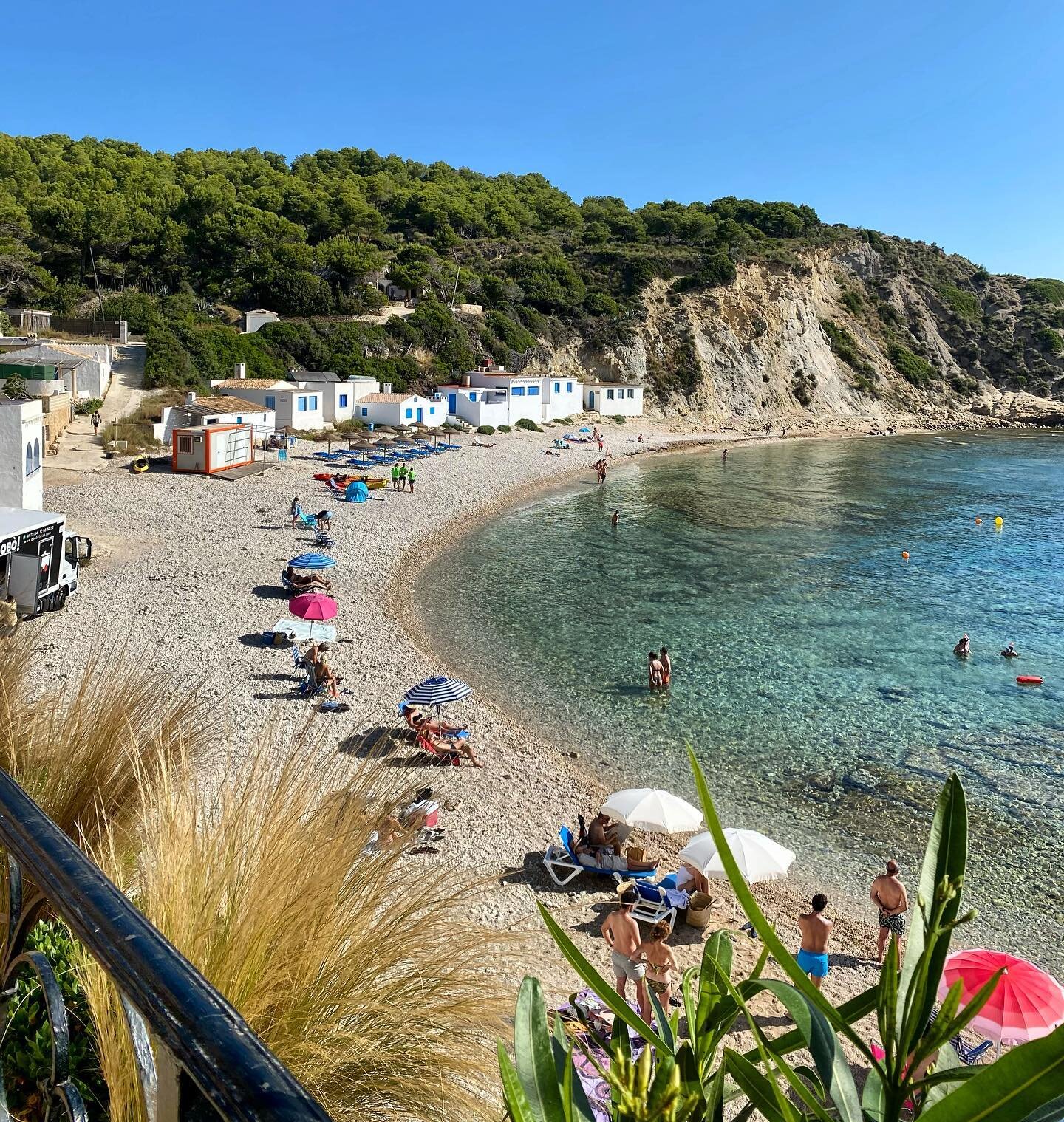 Uitzicht vanaf Cala Clemence, een super fijn restaurantje dat uitkijkt op het pittoreske strandje; Cala Portichol. Op 10 min. rij afstand van de Villa. 

#javea #calaportichol #beachday #amazingview #sea