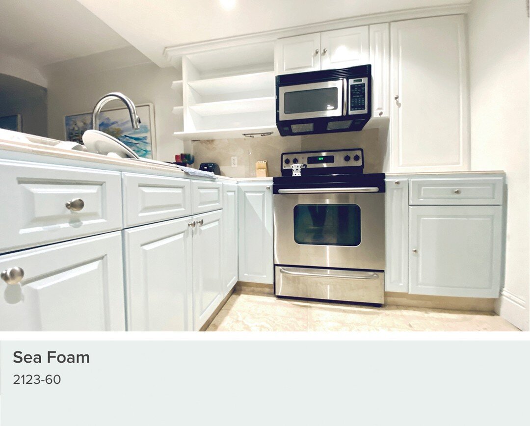 Easy breezy kitchen cabinets... ☀️🏝🚤🏄🏾&zwj;♂️@flowpaintingtoronto transformed this cozy kitchen from a dark stain to this light two tone colour scheme. We primed and painted the upper cabinets a stark white and removed the left door panels to mak