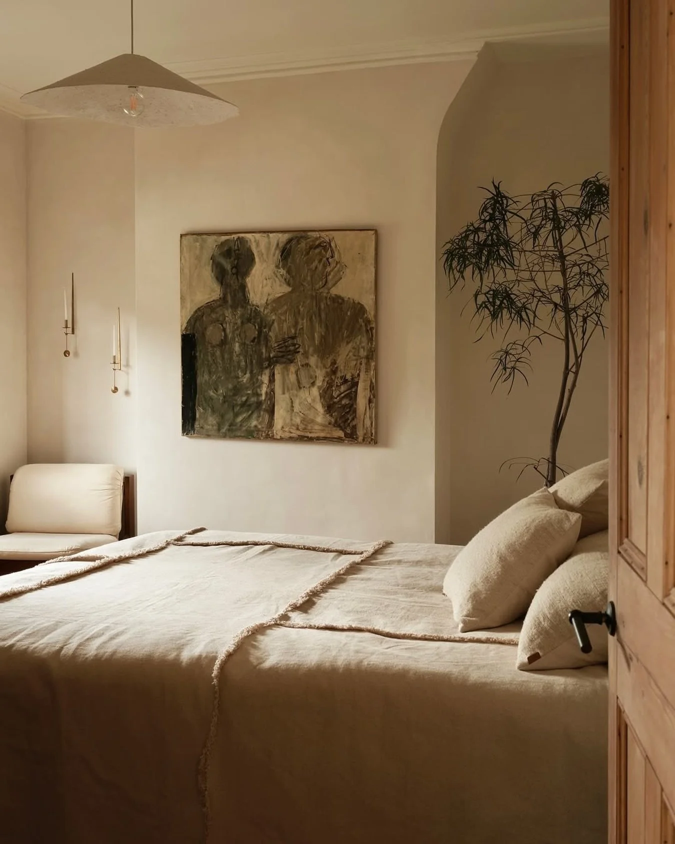 I love @house_of_logan use of natural materials, textures and tones - featuring the Camber Sands Shade. 

Photography: @felixspeller 

#naturalinteriors
#bedroom
#naturalmaterials
#texturedlighting 
#thoughtfulliving