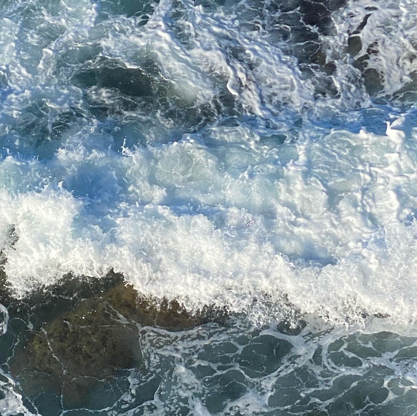 So pleased I got that walk in the sunshine yesterday! Stunning waters at Bondi Beach! #crashingwaves #bondibeach #thesea #waters #sydneybeaches #lockdownwalk #waves #bondibeachsydney #walking #sydneylockdown #whatson