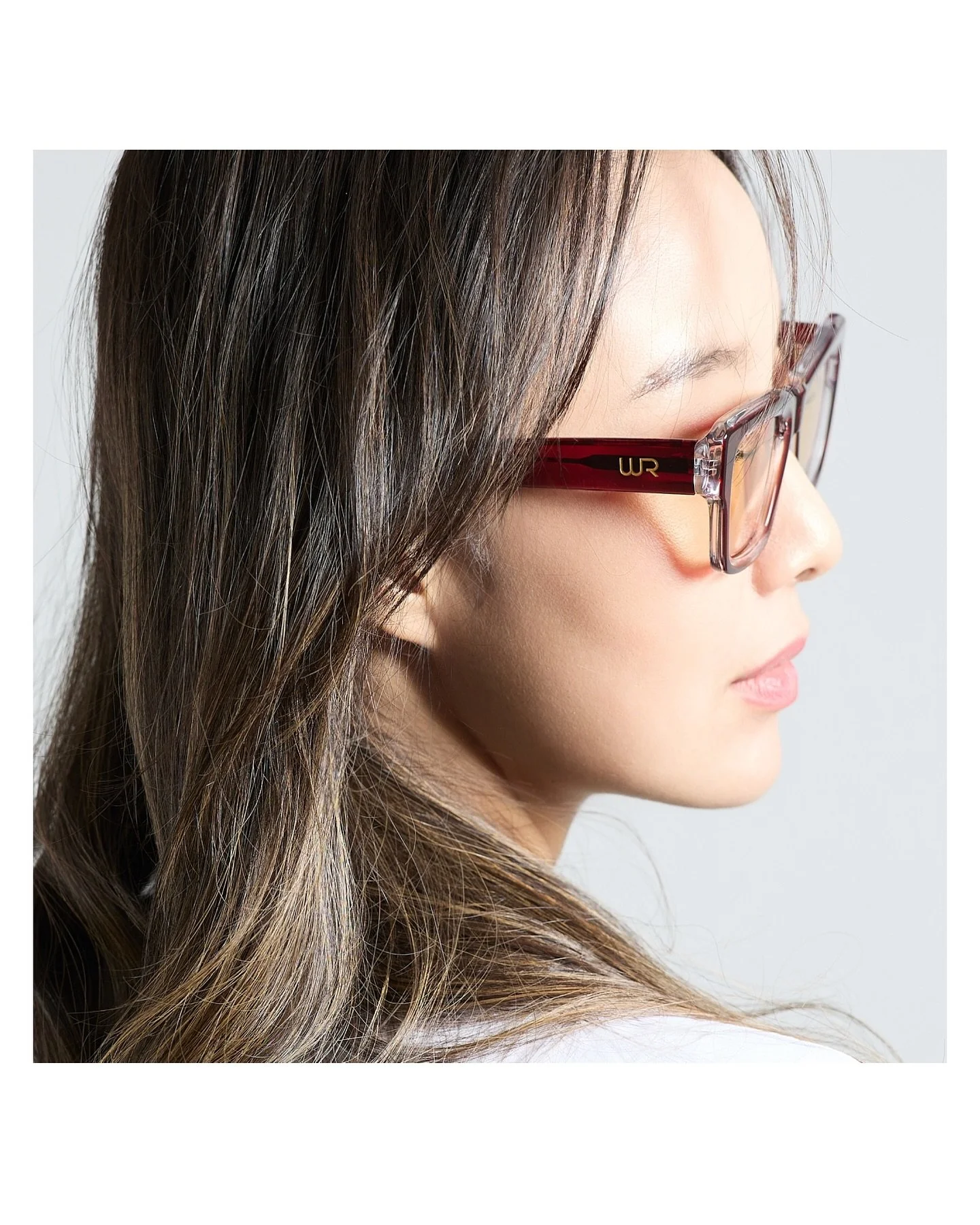 On-set review, 24h delivery.
Texture, hinge, bridge fit&mdash;the closer you look, the more minimal.

The Moving Diary는 모든 스튜디오 촬영 직후 현장 리뷰,
24시간 이내 원본 발송을 원칙으로 합니다.

#tmdstudio #themovingdiary #MakeEveryMomentArt #순간을예술로 #sydney #ryde #putney #eyewe