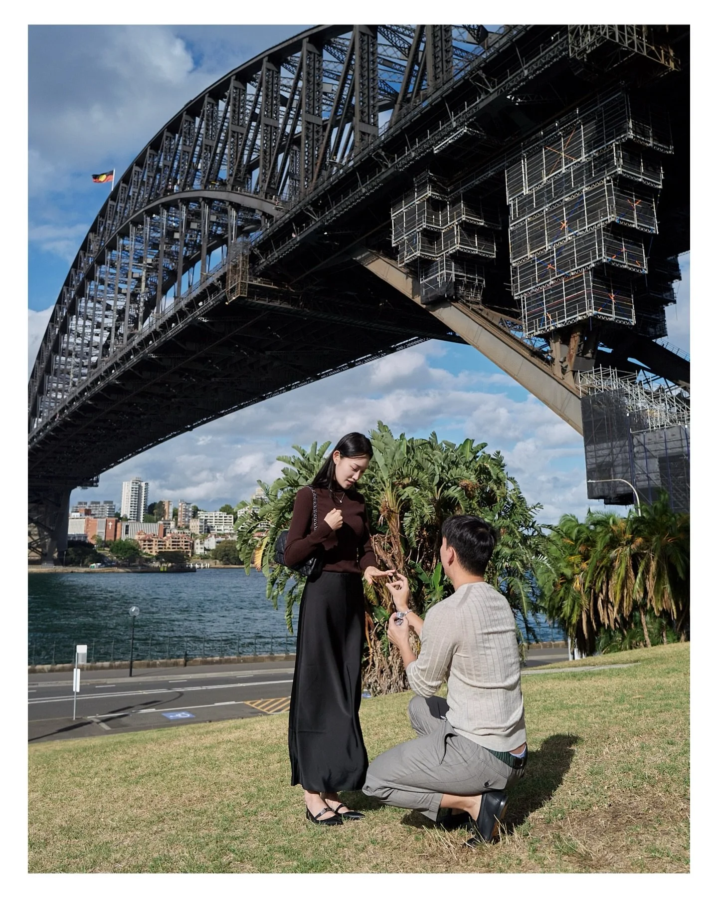 &ldquo;A MOMENT THAT BECAME A MOVIE.&rdquo;

60s cut for now. Full story maybe soon.

시드니 하버 브릿지 아래, 공기마저 멈춘 듯한 프로포즈의 순간. 영화의 한 장면 같은 두 분의 서사를 사진과 영상으로 오롯이 담아냈습니다. 같은 장소일지라도 두 분만의 고유한 텐션과 자연스러운 미(美)를 발견하는 것, 그것이 모자픽쳐스가 지향하는 스트리트 포토그래피의 본질입니다.

&bull;