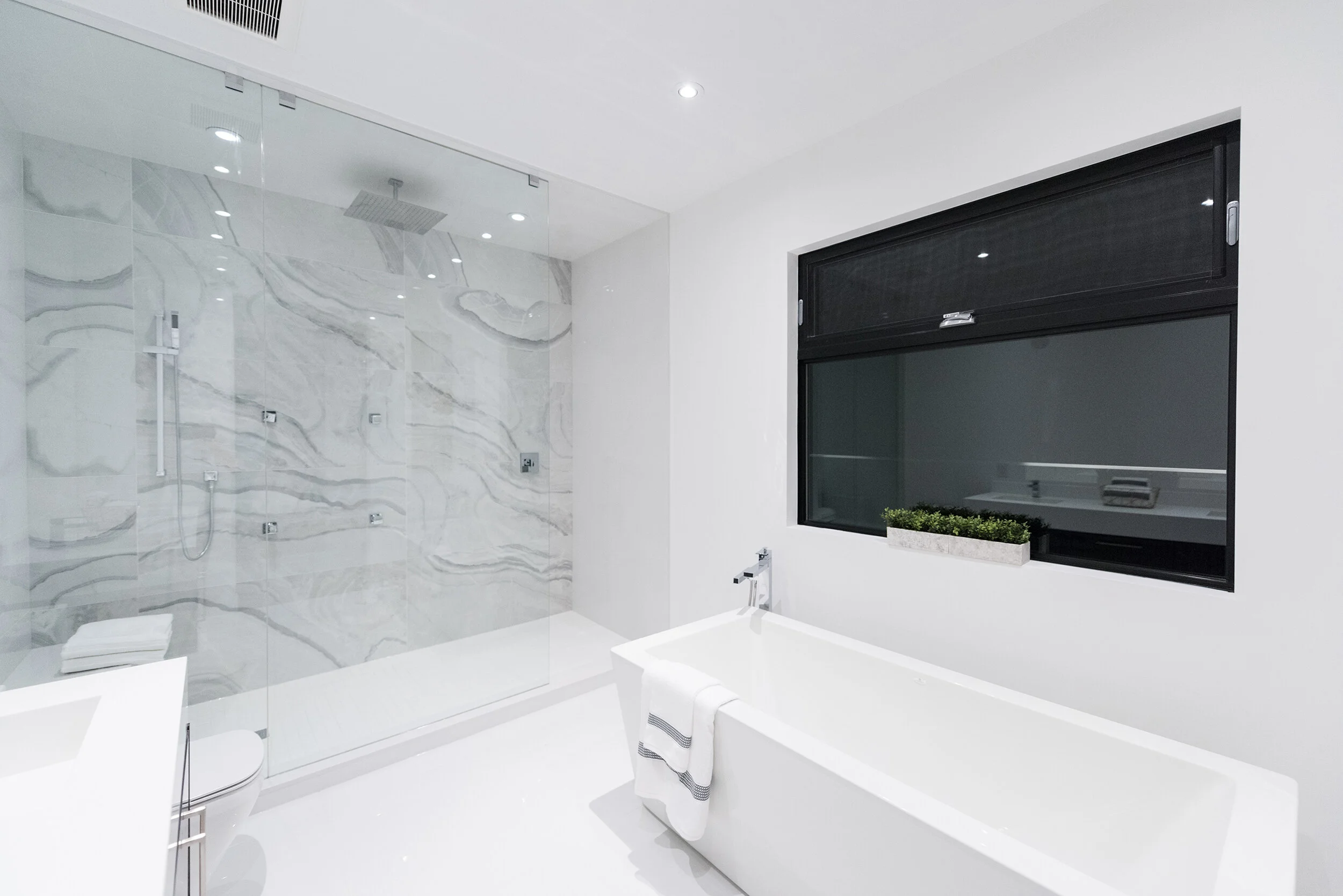 18 Fox Point Bathroom (1 of 2).jpg