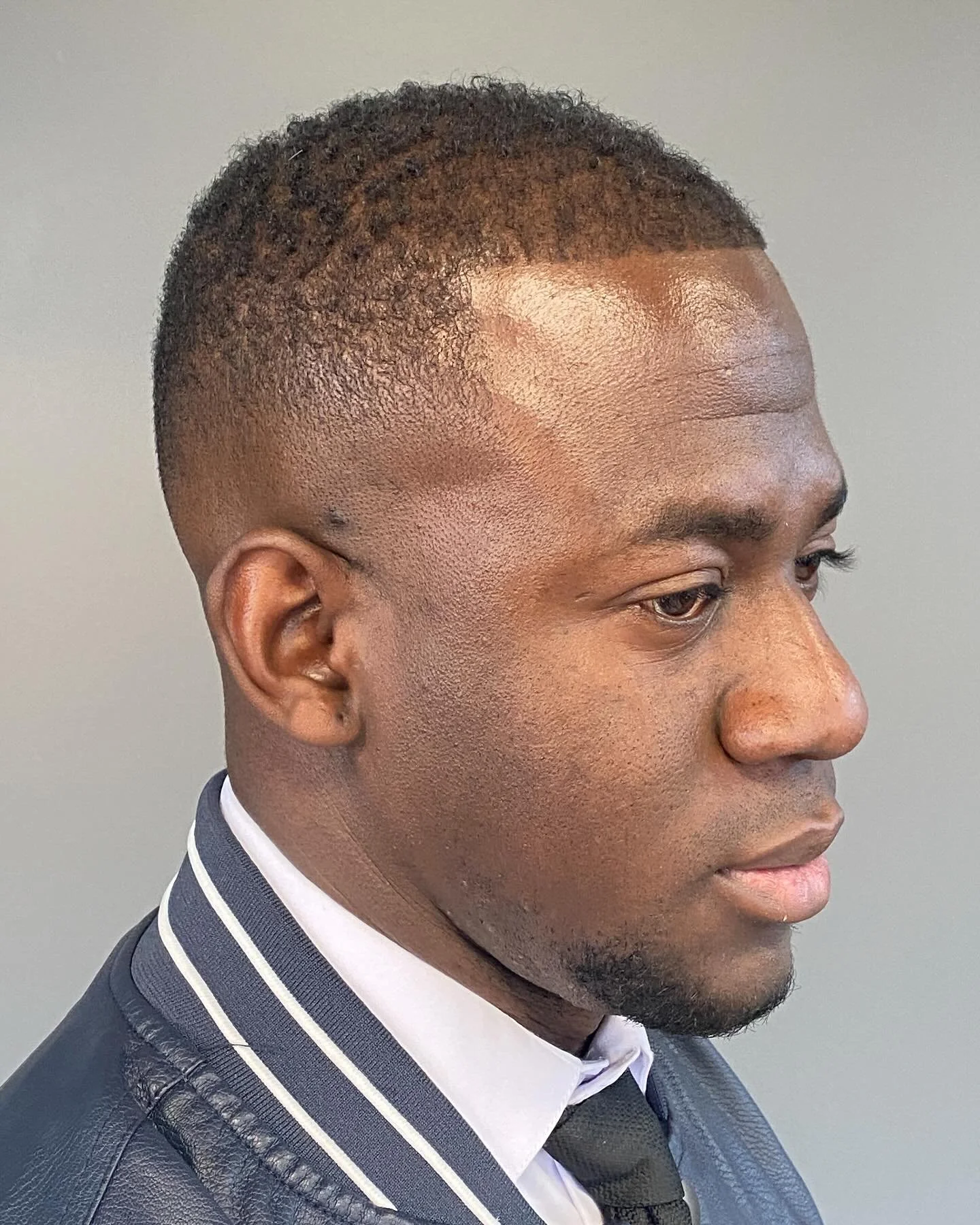 &ldquo;Midweek motivation: Treat yourself to a clean cut. You deserve it.&rdquo; Book now! 👑💈 
#staysharp #styshrp #dmvbarbers #staysharpherndon #novabarber #freshcut #barbering 

📍StaySharp Barber Studio- Herndon, Va
📆 Book now: www.styshrp.com
