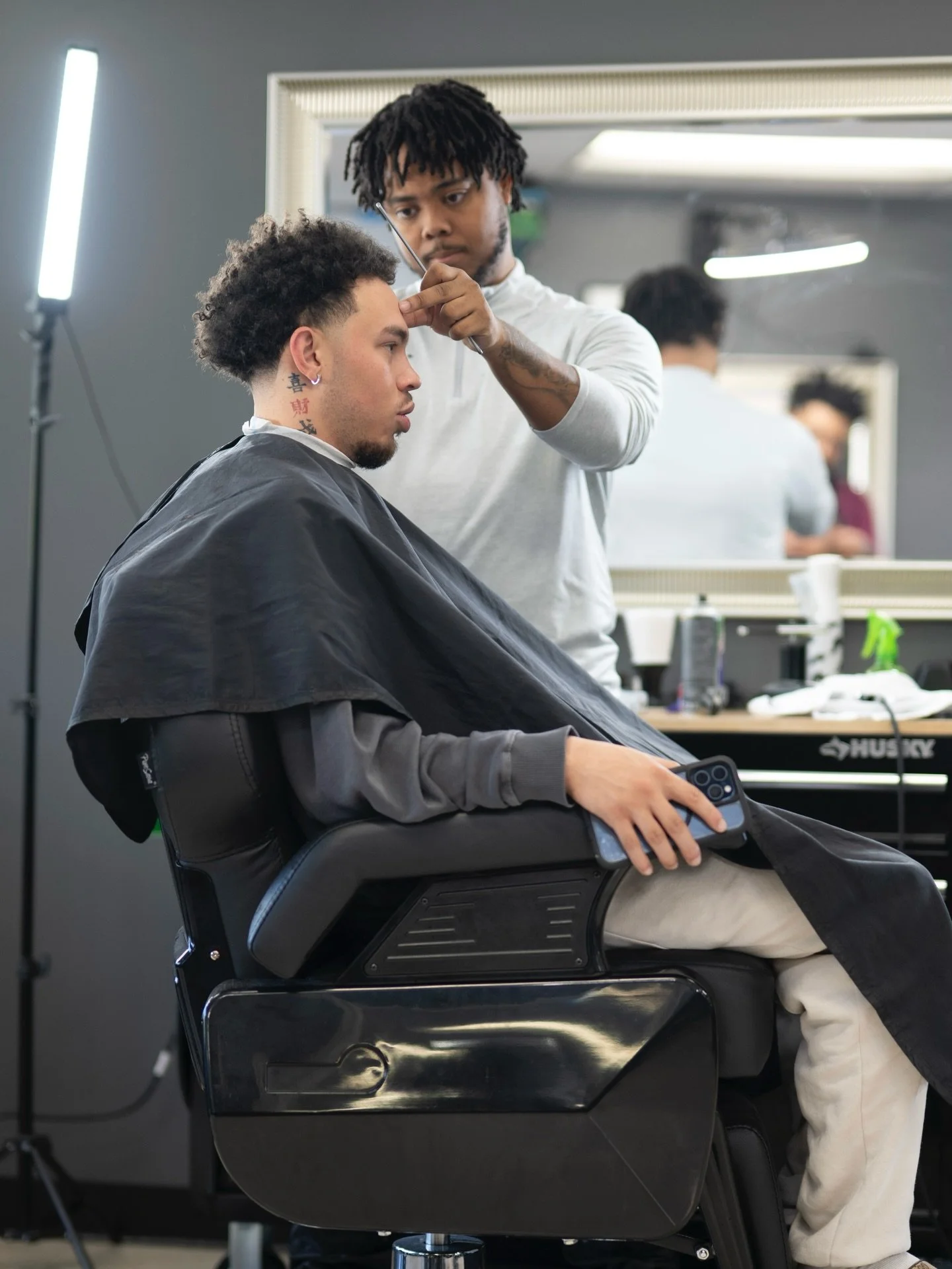 In the chair with @preecision.

Clean taper with a smooth blend throughout. This is the StaySharp difference.

In Herndon, VA or around the NoVA area? Book with Dupree today. We offer haircuts, beard trims, locs services, and more.

#staysharp #stysh