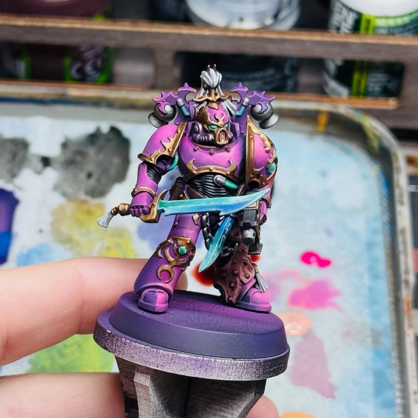 My very first emperor&rsquo;s children 😍 love this palette! Thanks @chkminis for the inspiration!

#warhammer #warhammer40k #wh40k #emperorschildren #spacemarine #spacemarines40k #emperorschildren40k #emperorschildrenspacemarine #warhammergirl #tabl