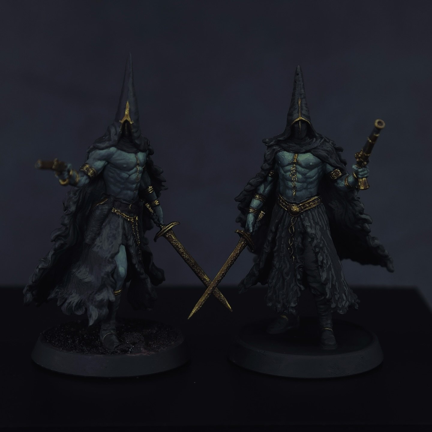I painted these two stunning models from the Trench Crusade Kickstarter by @proxy_realms &ndash; don&rsquo;t they recall Pyramid Head a bit?

I worked on them live today on Twitch, testing out new color palettes &ndash; especially for that dead flesh