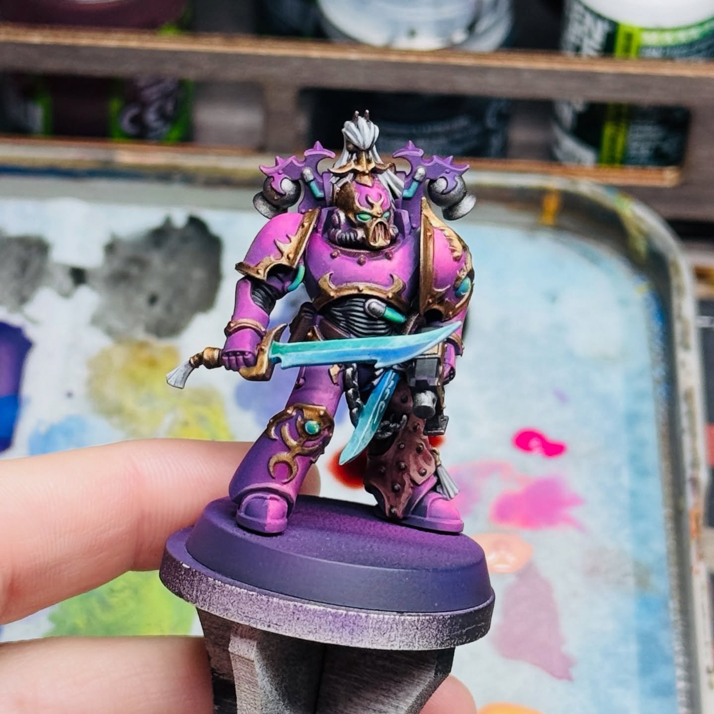 My very first emperor&rsquo;s children 😍 love this palette! Thanks @chkminis for the inspiration!

#warhammer #warhammer40k #wh40k #emperorschildren #spacemarine #spacemarines40k #emperorschildren40k #emperorschildrenspacemarine #warhammergirl #tabl