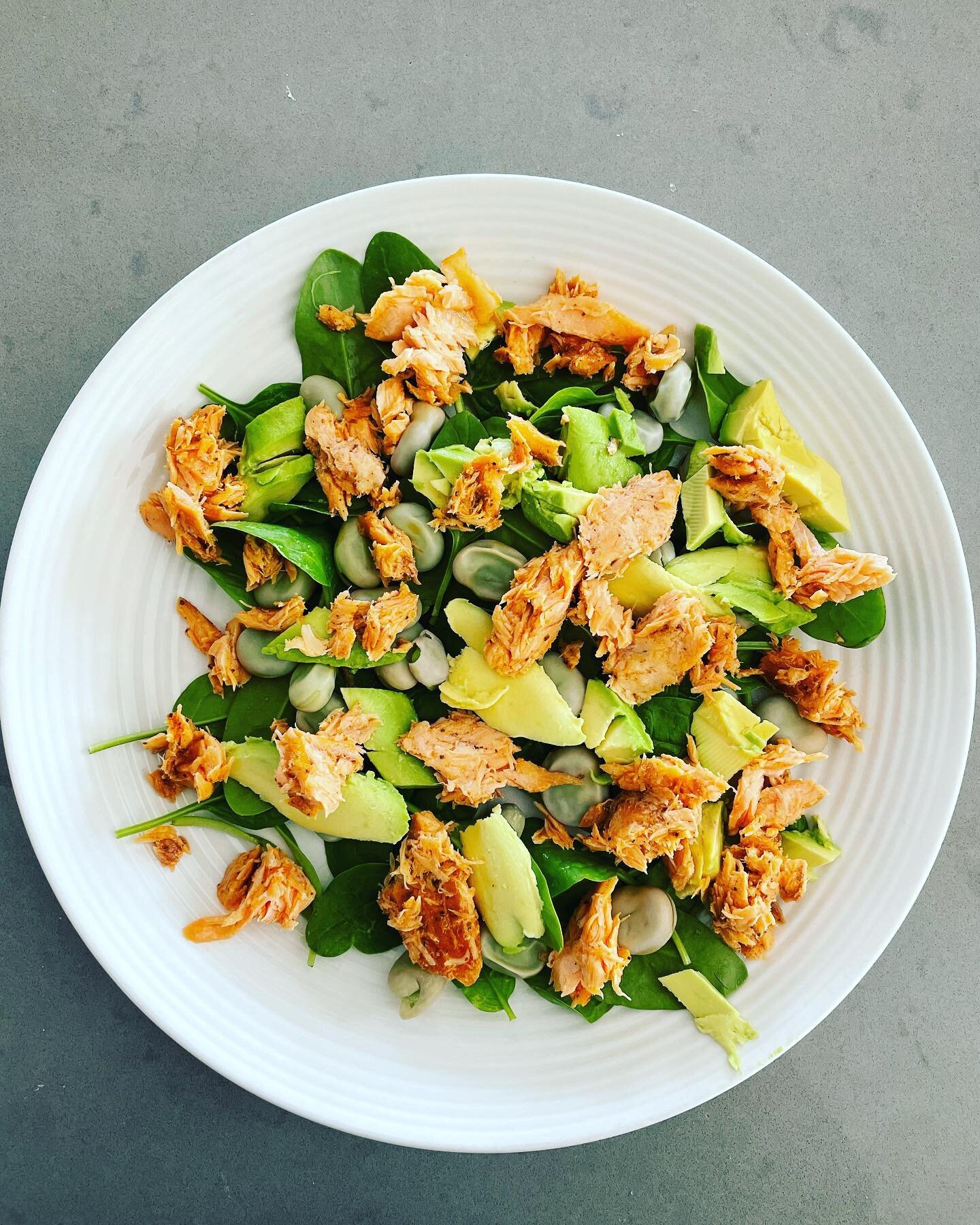 One of the many meal ideas that I share with the September Team Challenge ladies. 
I thought I&rsquo;d share what I had for lunch today for some inspo: 
Smoked salmon, edamame, avocado and baby spinach with a drizzle of balsamic vinegar. 
.
Smoked sa
