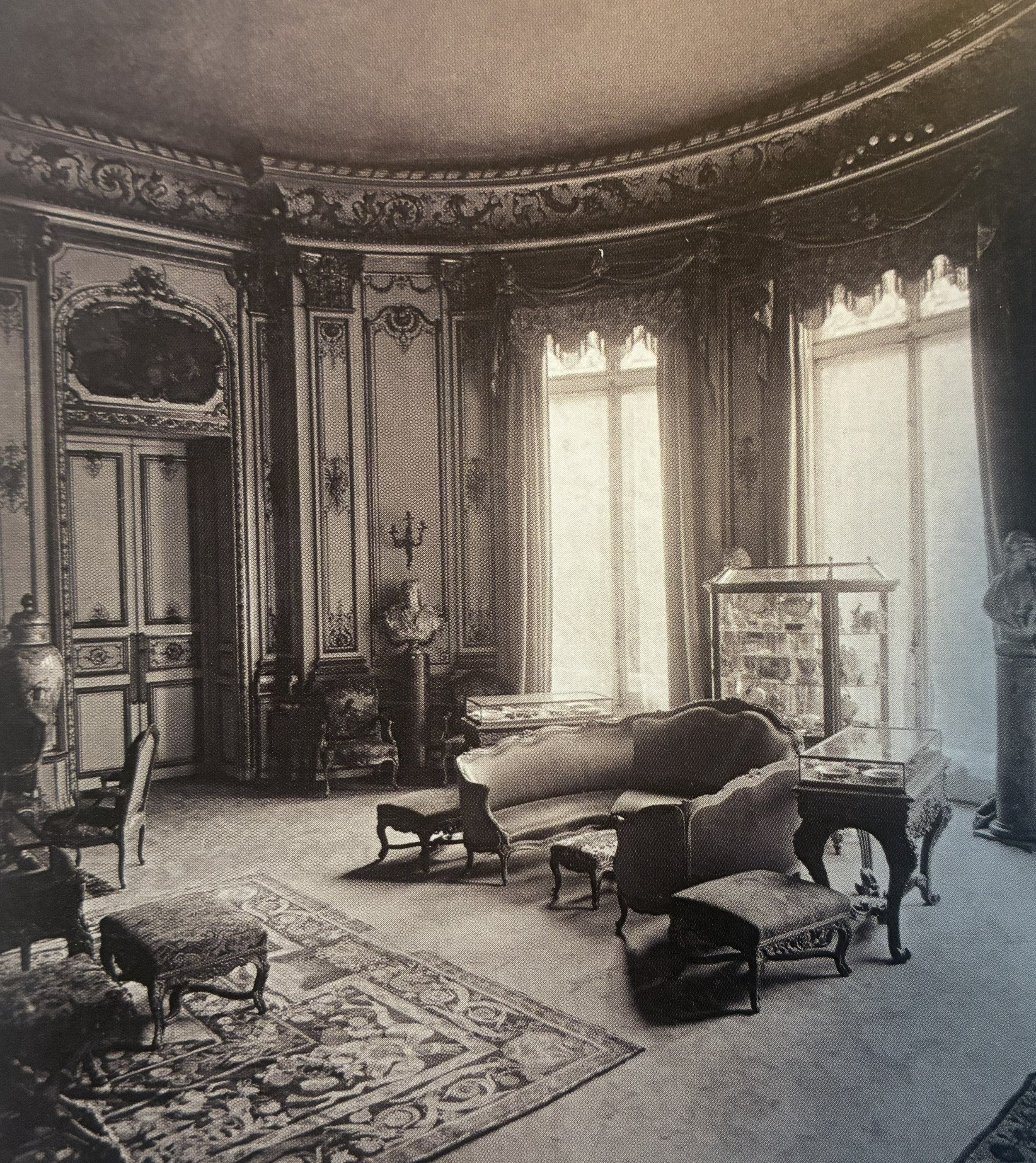 Fig. 7 Hôtel Jacquemart-André, Vue du Salon-Rotonde, early 20th c. (Paris, Archives photographiques; in Pierre Curie, Nélie Jacquemart: artiste et collectionneuse de la Belle Époque, Flammarion 2023)